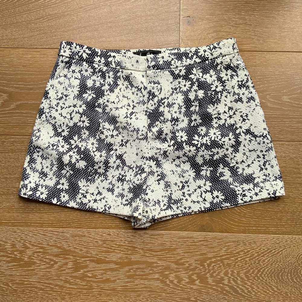 Clasp closure shorts